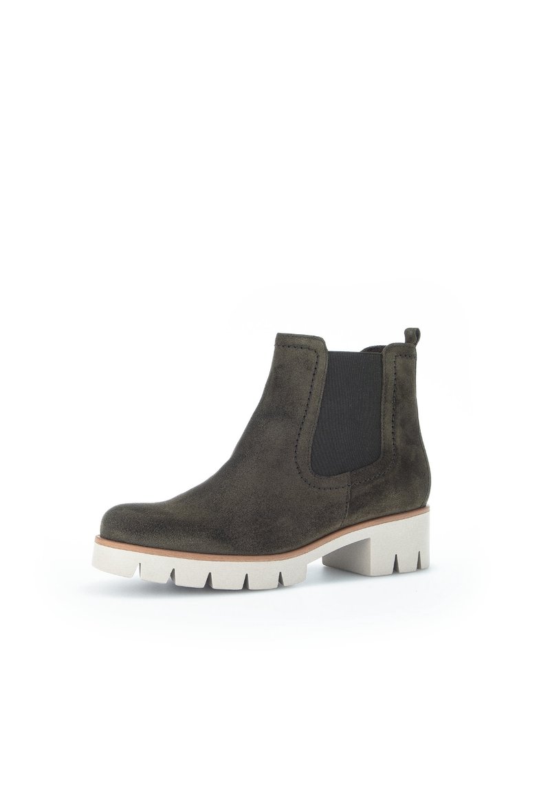 Tmavě zelená semišová kotníková bota s elastickými bočními panely, bílou robustní podrážkou a jemnými detaily šití. Ideální pro neformální nošení.