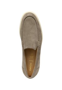 Scarpa slip-on in suede grigio con punta rotonda, lati elastici e suola in gomma crema. Marchio dorato sulla soletta. Texture liscia.