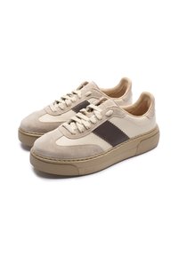 Beige sneakers met een bovenwerk van suède en leer, voorzien van een donkerbruine leren streep, een afgeronde neus en een textuurrubberzool.