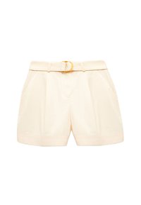 Beige high-waisted shorts met een riem, voorzien van plooien, zijzakken en een gladde, lichte stof. De riem heeft een ronde gouden gesp.