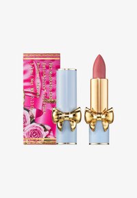 Lippenstift in hellblauer Hülse mit goldenen Akzenten und Schleifendetail. Die Miene ist in einem zarten Rosaton. Die Verpackung zeigt ein pinkfarbenes Blumendesign.