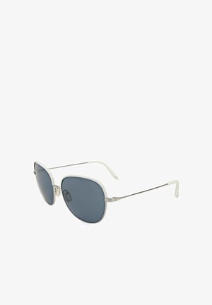 Occhiali da sole con grandi lenti scure, montature bianche arrotondate e sottili astine argento con punte curve bianche.
