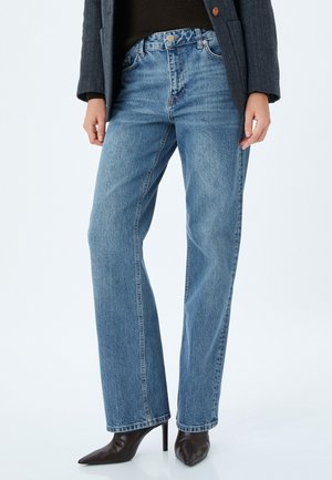Jean bleu clair, à jambe droite, en denim avec une texture usée. Comprend une fermeture à bouton et zip, cinq poches et un ourlet retroussé.
