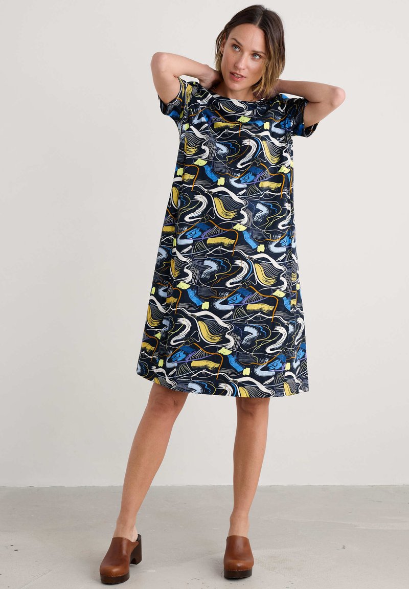 Rochie cu mâneci scurte dintr-un material închis la culoare, având un model abstract cu forme galbene, albastre și albe; croi lejer și lungime până la genunchi.