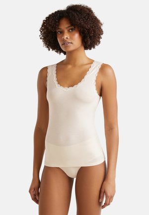 Camiseta sin mangas de color beige claro con encaje en los bordes, escote redondo y diseño ajustado, hecha de tela suave con textura lisa.