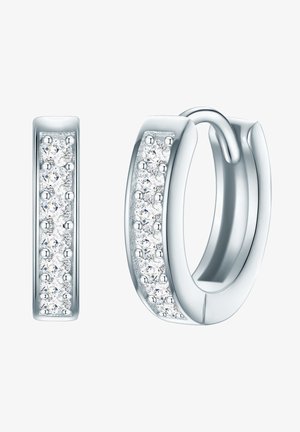 Srebrne kolczyki koła o teksturowanej powierzchni, ozdobione rzędami okrągłych, przezroczystych kamieni szlachetnych po jednej stronie dla dodatkowej dekoracji.