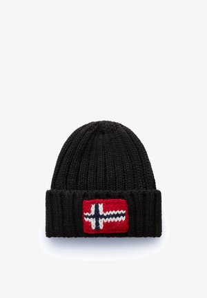 Berretto di lana nera con risvolto, dotato di una toppa rettangolare rossa con un design a croce bianca e blu. Materiale testurizzato e caldo.