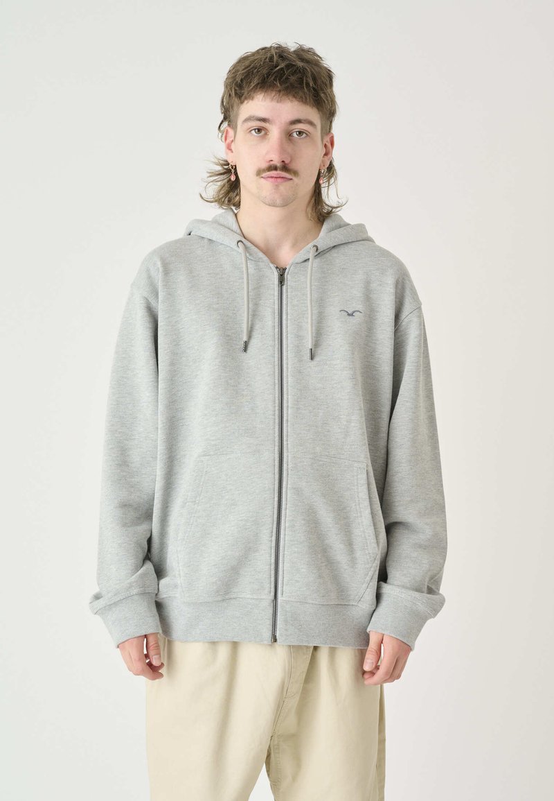 Grau zip-up Hoodie aus weichem Material, mit einer Kängurutasche, verstellbarem Kordelzug und subtilen Logo-Details auf der Brust.