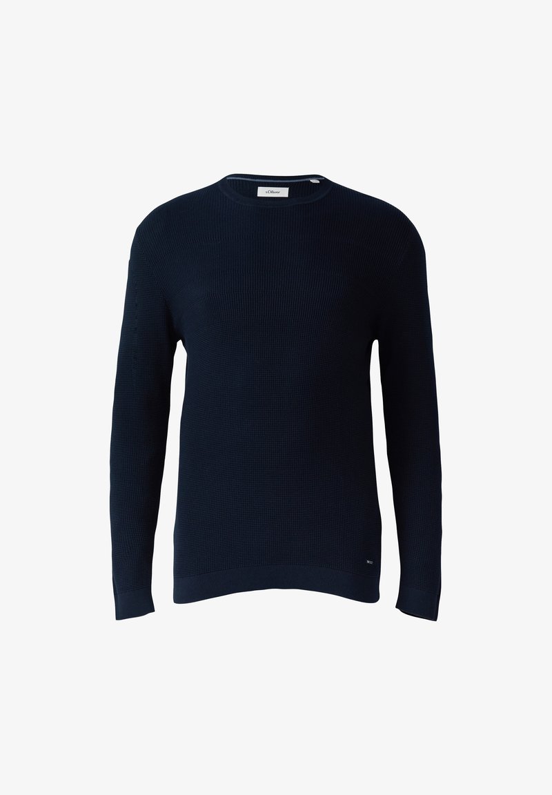 Granatowy sweter dziany z długimi rękawami, okrągłym dekoltem, żebrową strukturą i subtelną metką z logo w lewym dolnym rogu.