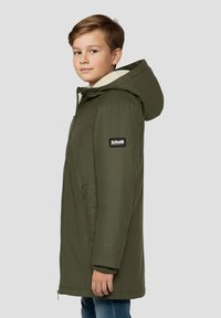 Parka matelassée vert olive avec capuche, dotée d'une doublure en polaire, fermeture éclair, poches latérales et écusson logo sur la manche.