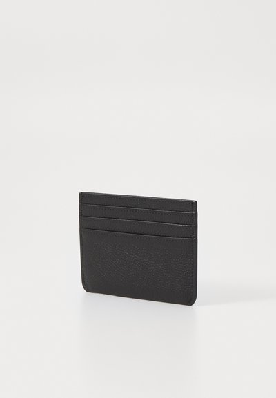 Svart lær kortholder med teksturert overflate, med fire kortholdere og et minimalistisk design. Ingen synlig maskinvare eller detaljer.