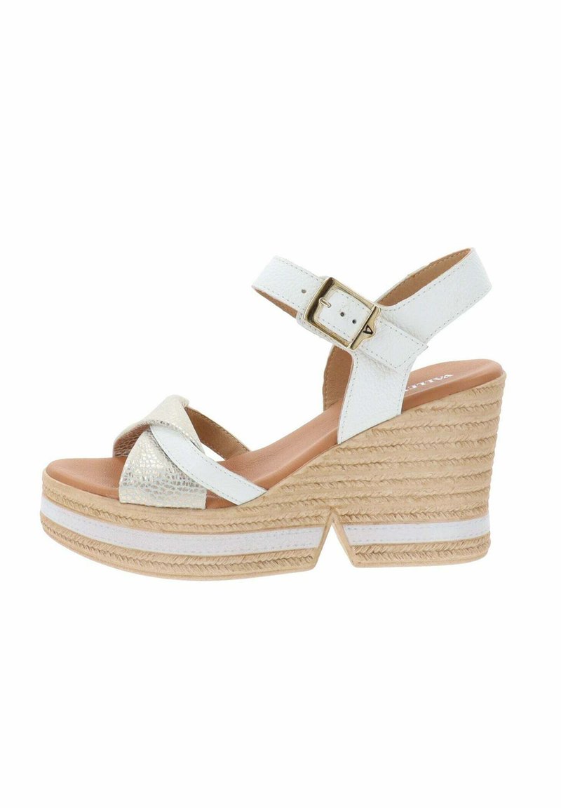 Sandali wedge bianchi con cinturini incrociati texturizzati, chiusura con fibbia e tacco in juta stratificata. Presentano accenti di colore bianco e beige.