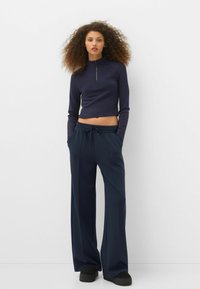 Bershka WIDE-LEG - Tepláky - royal blue