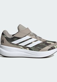 Jasnoszary but do biegania z wzorem moro, białe paski Adidas, amortyzowana biała podeszwa Cloudfoam oraz szare sznurowadła i pasek.
