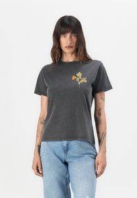 T-shirt in cotone grigia con un design floreale giallo e arancione, maniche corte, scollo rotondo e orlo dritto.