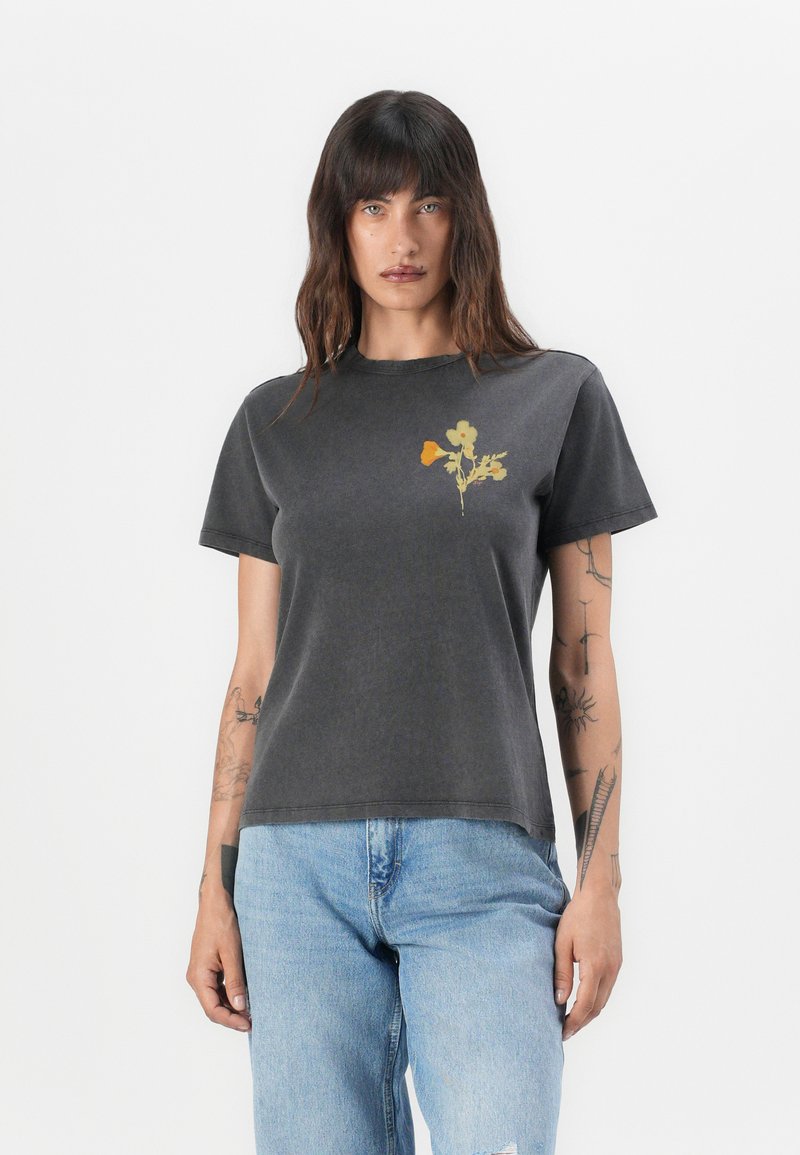 T-shirt in cotone grigia con un design floreale giallo e arancione, maniche corte, scollo rotondo e orlo dritto.