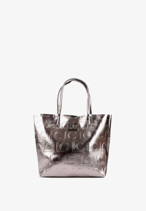 Metalická stříbrná taška přes rameno s embosovaným opakujícím se vzorem "LC" a dvěma uchy, stojící vzpřímeně na bílém pozadí.