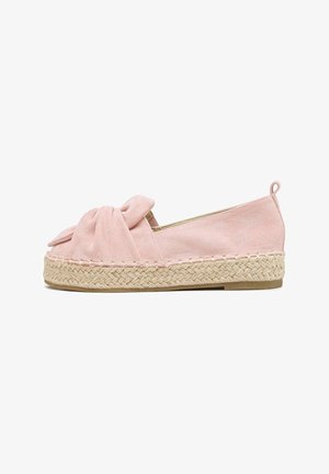 Lyserød ruskind espadrille med en dekorativ sløjfe, der har en juteindbundet sål og et fladt, behageligt design.
