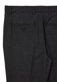 Pantalons noirs texturés avec un motif subtil, poches avant et arrière, et une fermeture à bouton sur la poche arrière.