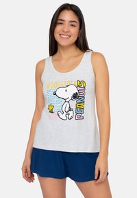 Canotta grigia con stampa di Snoopy e Woodstock, caratterizzata da testo colorato. Abbinata a pantaloni corti blu navy. Tessuto morbido, vestibilità casual.