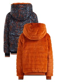 Vändbar huva-jacka, den ena sidan är orange plush med horisontella ränder, den andra sidan har blå leopardtryck. Ribbad mudd och nederkant. Mjuk textur.