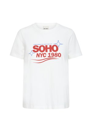 Maglietta bianca a maniche corte con testo rosso "SOHO NYC 1980" e piccole stelle blu sul davanti, sfondo semplice.