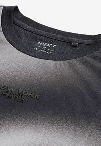 Next DIP DYE GRAPHIC - Marškinėliai su spaudiniu - monochrome spray