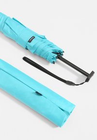 Turkooise opvouwbare paraplu met een zwarte handgreep, cilindrisch ontwerp en een bijpassende hoes. Beschikt over een compacte, lichte constructie.