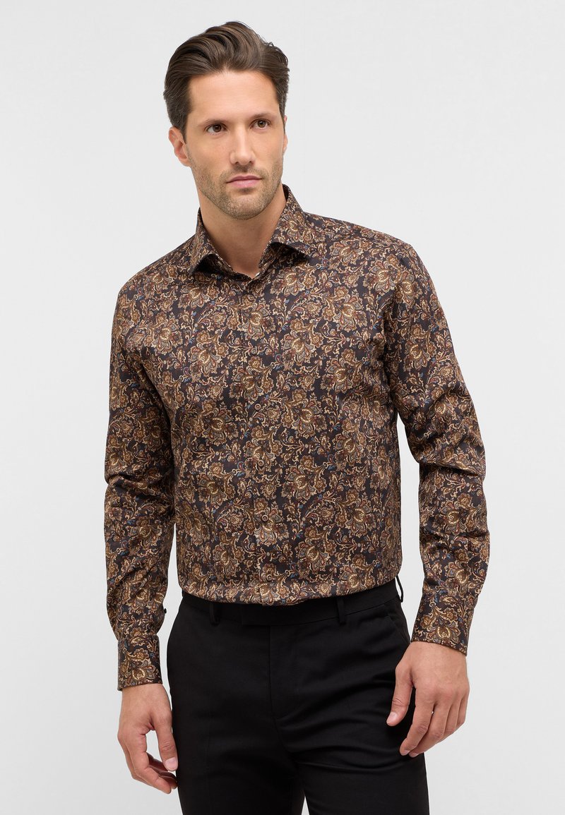 Camicia a maniche lunghe marrone con motivo, caratterizzata da intricate decorazioni floreali in tonalità dorate e blu, con colletto standard e polsini con bottoni.
