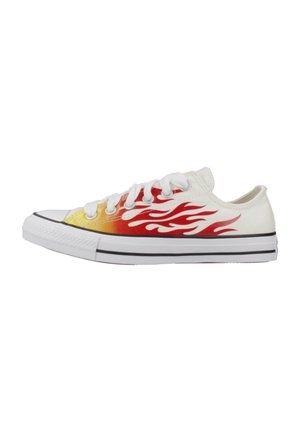 Lavtop hvid lærreds-sneaker med hvide snørebånd, med gul til rød flammedesign langs siden og hvid gummisål med sorte striber.