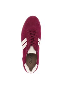 Weinfarbene WildlederSneaker mit weißen Streifenakzenten, runder Zehenpartie und Schnürverschluss. Das Innere verfügt über eine markierte Einlegesohle.