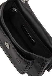 Borsa a tracolla nera in pelle con tasca interna con zip, texture liscia e logo impresso sulla parte esterna. Hardware argentato visibile.