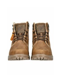 Scarponi da trekking in pelle marrone con una finitura texture, collo imbottito, occhielli in metallo e suola in gomma con profondi battistrada.