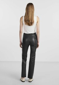 YAS YASZELLU - Bőrnadrágok - black