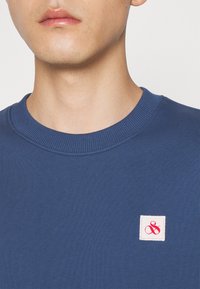 Scotch & Soda ESSENTIAL BADGE CREW - Sweater - green ivy/lichtgroen