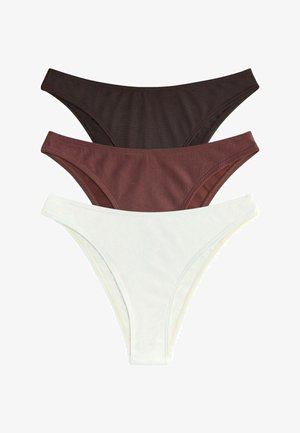 Három női bikini stílusú alsónemű sötétbarna, bordázott bordó szövetből és sima fehér színben, egymásra helyezve, fehér háttéren.