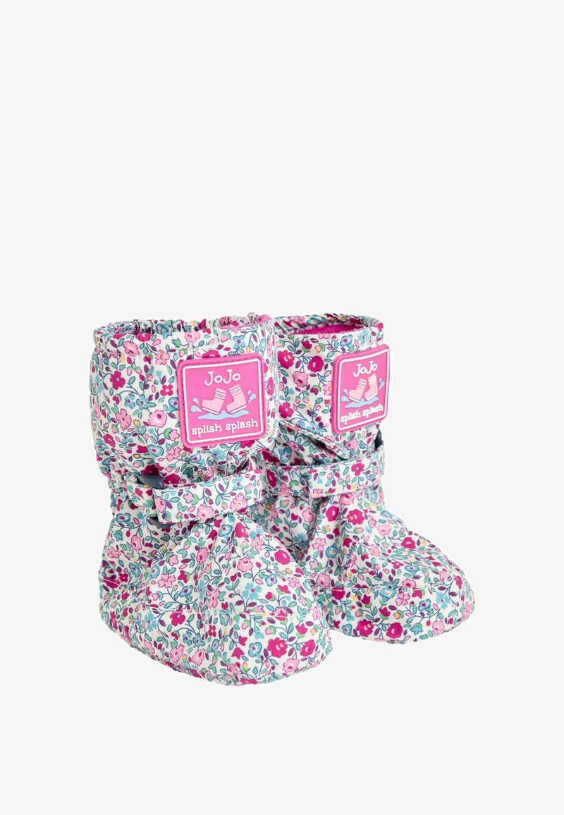 Stivali impermeabili a fantasia floreale rosa con parte superiore arricciata, cinturini regolabili e suole in gomma. Etichetta del marchio visibile su ogni stivale.
