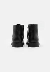 Vagabond ALEX - Botins de atacadores - black