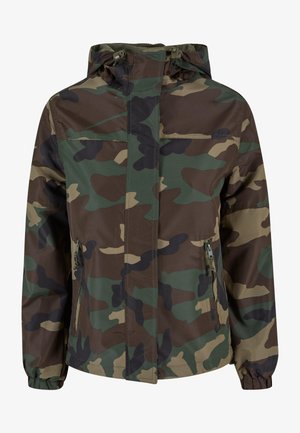Giacca mimetica con cappuccio, caratterizzata da tonalità di verde, marrone e nero. Include tasche frontali con zip e polsini elasticizzati.