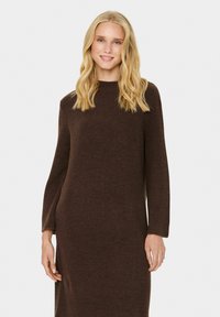 Abito a maglia marrone a coste con maniche lunghe e collo alto, caratterizzato da una vestibilità comoda. La texture sembra morbida e accogliente.
