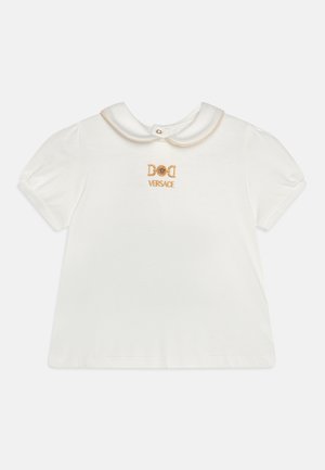 Camiseta blanca de manga corta con cuello redondo, que presenta bordado dorado de "DOLCE VERSACE" en el frente. Tejido de algodón suave.