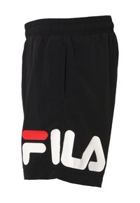 Svarta träningsshorts med elastisk midja och stor vit och röd FILA-logotyp på den nedre sidan.