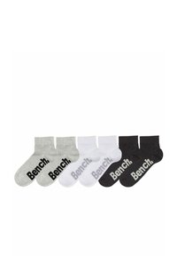 Sechs Paar Knöchelsocken: grau, weiß und schwarz. Jede trägt ein großes "Bench."-Logo in kontrastierender Farbe an der Seite. Aus Baumwollmischung.