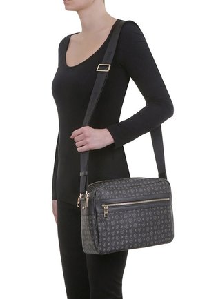 Borsa a spalla nera con motivo, realizzata in materiale resistente, con hardware dorato, chiusura con zip e tracolla regolabile.