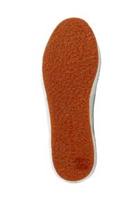 Suela de goma con una superficie texturizada en naranja y un borde blanco. La palabra "SUPERGA" está grabada en la parte inferior, indicando el origen de la marca.