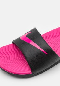 Nike Performance KAWA SLIDE - Chanclas de baño - black/vivid pink