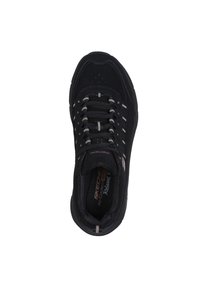 Czarne buty sportowe z wyściełanym kołnierzem, siateczkowym wierzchem i kontrastującymi, jasnymi sznurówkami. Posiadają teksturowaną podeszwę oraz logo na języku.