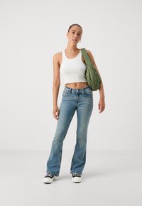 Gina Tricot Petite Τζιν Bootcut - light tinted blue