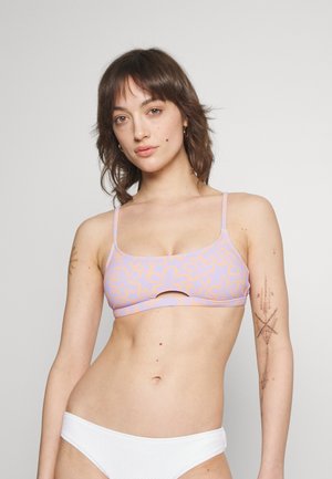 Fialový bikiny top s oranžovým květinovým vzorem, s tenkými ramínky a výřezem ve středu. Texturovaná tkanina a odpovídající bílé spodní díly.