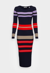 Abito a maniche lunghe a coste con strisce orizzontali nei colori blu navy, rosso, viola, nero e beige; lunghezza midi con silhouette aderente.